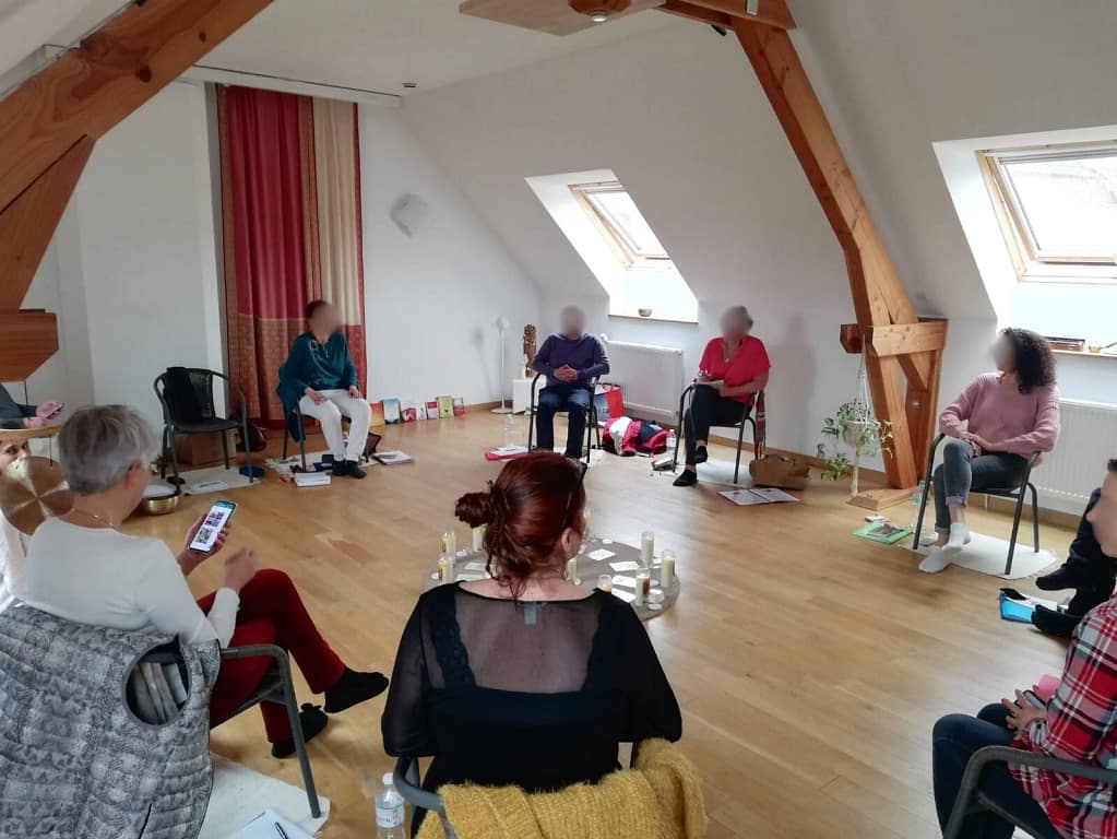 Formation aux annales Akashiques, le temps du partage. Photographie des stagiaires en pleine discussion