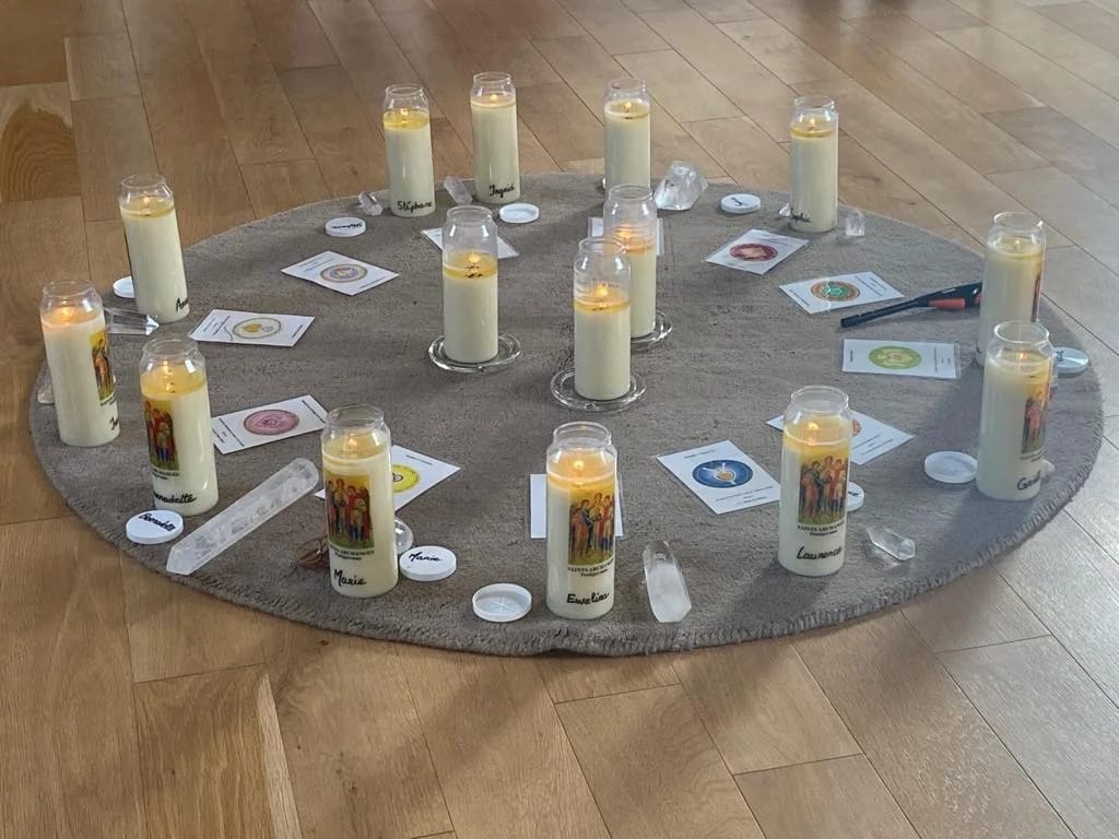 Formation Annales Akashiques par Ingrid. Un plateau avec des bougies ,des cristaux et des cartes divinatoires.