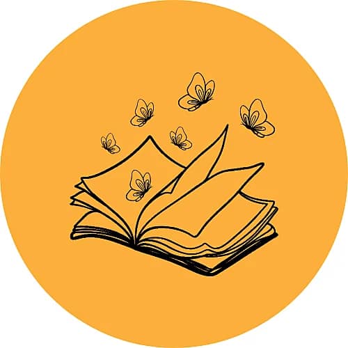 Livre ouvert duquel s'envolent des papillons. Les archives akashiques, un monde de renaissance.